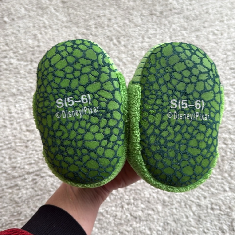 *LIKE NEW* Disney Pixar Arlo the Good Dinosaur Slippers -Boys & Girls- Size 5-6 - Picture 6 of 6